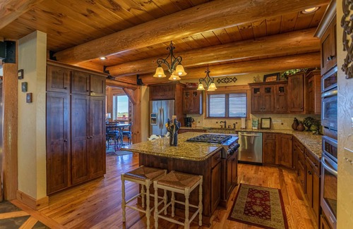 Boone Cabin | The Lodge - Theater Room, Putting Green, Pool, Great view 2 miles to Boone!