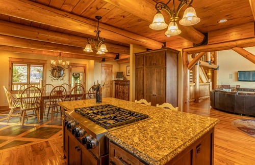 Boone Cabin | The Lodge - Theater Room, Putting Green, Pool, Great view 2 miles to Boone!