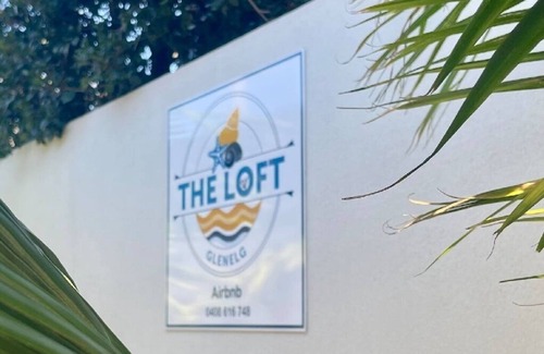 Glenelg North House | The Loft Glenelg, Cosy-oasis beachsidenEntire home, Private fenced backyard