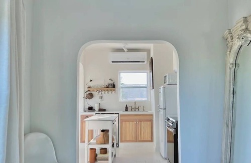 Croissant Park Apartment | The Loft @ L' Auberge Du Croissant - 5 mins from FLL Airport & Cruise Port