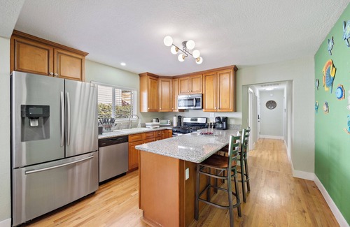 North Oak Park House | The Loft Nest, 2-bedroom, up to 6 Gustsn7 Minutes' Walk to UC Davis Medical Ctr.