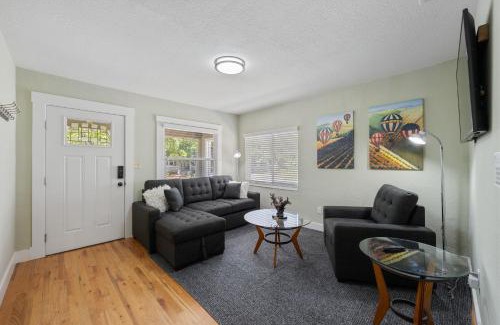 North Oak Park House | The Loft Nest 7 minutes Walk to UC Davis Sacramento, Ca