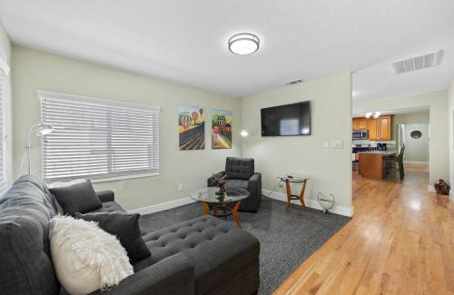 North Oak Park House | The Loft Nest 7 minutes Walk to UC Davis Sacramento, Ca