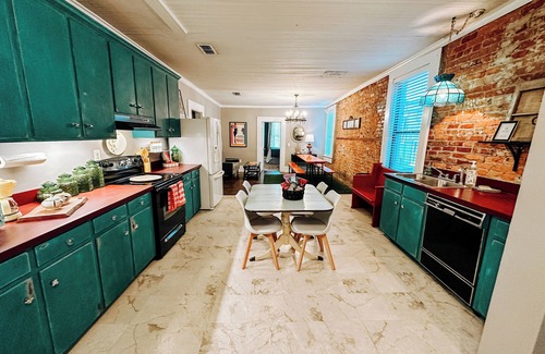 Bainbridge Apartment | The Loft @ Studio115 a Charming Stay, Sleeps 6, in Downtown Bainbridge, GA