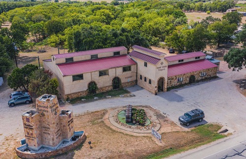 Fredericksburg Apartment | The Loft West at Mendelbaum Cellars