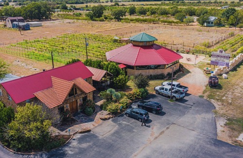 Fredericksburg Apartment | The Loft West at Mendelbaum Cellars