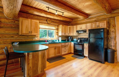 Stevenson House | The Log Cabin - Perfect Haven in the Woods Near Stevenson
