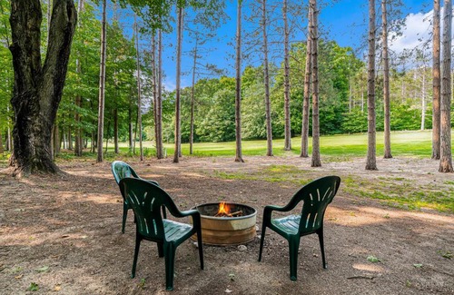 Thompsonville House | The Log Cabin