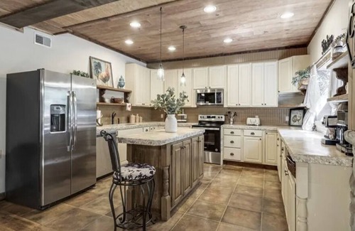 Cottontown House | The Log Palace Private Guest Suite