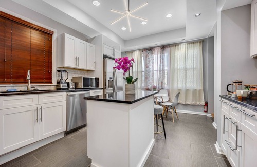 Avondale House | The Logandale: HUGE Mid-Century Home, sleeps 15