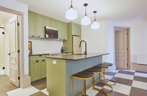 Shaughnessy Village Apartment | The London – 3-Bedroom, 1.5-Bath Apartment in Downtown Montreal with Parking