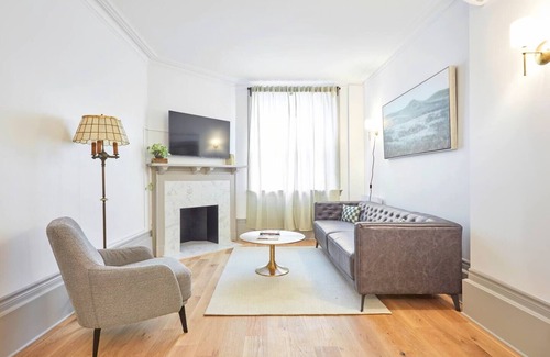 Shaughnessy Village Apartment | The London – 3-Bedroom, 1.5-Bath Apartment in Downtown Montreal with Parking