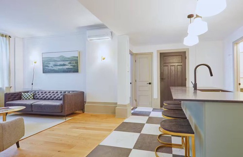 Shaughnessy Village Apartment | The London – 3-Bedroom, 1.5-Bath Apartment in Downtown Montreal with Parking