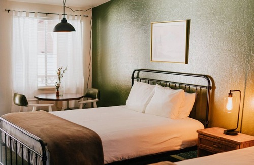Long Barn Cabin | The Long Barn Lodge - Deluxe Double Queen Room