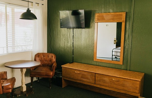 Long Barn Cabin | The Long Barn Lodge - Queen + Twin Bunk Bed Room