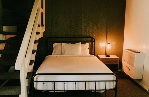 Long Barn Cabin | The Long Barn Lodge - Queen + Twin Bunk Bed Room