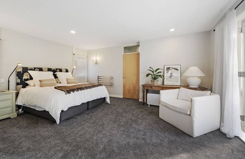 Waikanae House | The Long House - Waikanae Holiday Home