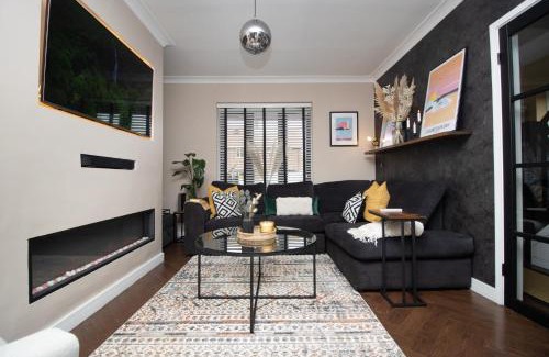 North Shields House | The Longsands Home- Coastal Retreat with Hot Tub