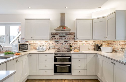 Portreath Apartment | The Lookout is a stylish, contemporary holiday home overlooking the popular Portreath beach on the n