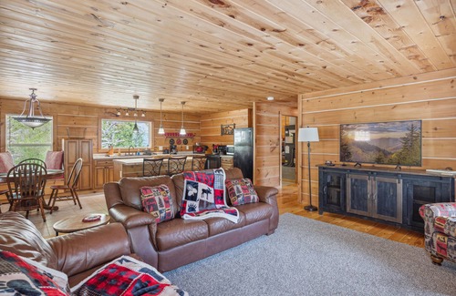 Sevierville Cabin | The "Lost Horse" Cabin - Secluded - Pet-Friendly - One Level - Massive Yard