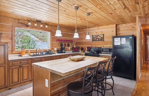 Sevierville Cabin | The "Lost Horse" Cabin - Secluded - Pet-Friendly - One Level - Massive Yard