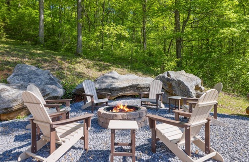 Sevierville Cabin | The "Lost Horse" Cabin - Secluded - Pet-Friendly - One Level - Massive Yard