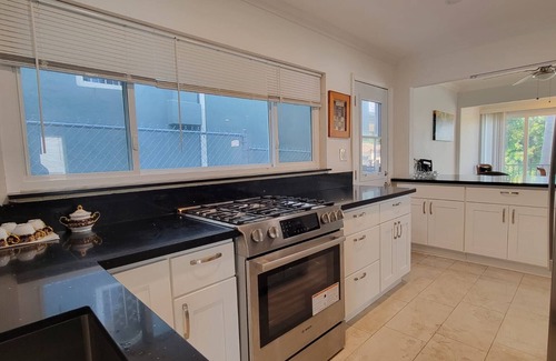 Central San Pedro House | The Lotus House – Bright 3BR Oasis w/Balcony, Garden & Parking