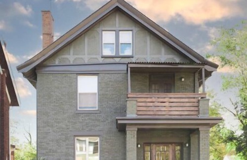 Walnut Hills House | The Lounge- Heated Private Bar, Hot Tub, Fire Pit, Sleeps 14