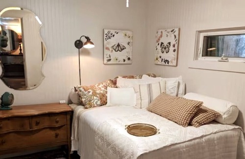 Oxford House | THE LOVE NEST at HOLLY GROVE FARM-Retreat only 10 minutes from The Square