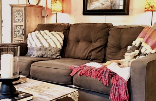 Oxford House | THE LOVE NEST at HOLLY GROVE FARM-Retreat only 10 minutes from The Square