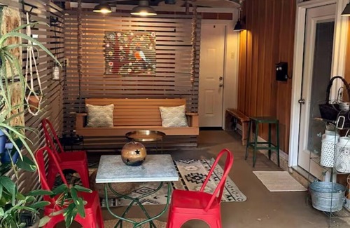 Oxford House | THE LOVE NEST at HOLLY GROVE FARM-Retreat only 10 minutes from The Square