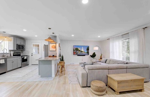 West Ashley House | The Low Tide - Hot Tub, Marsh View, Fire Pit