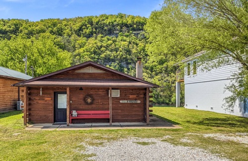 Mountain View House | The Lower Deck on Riverview