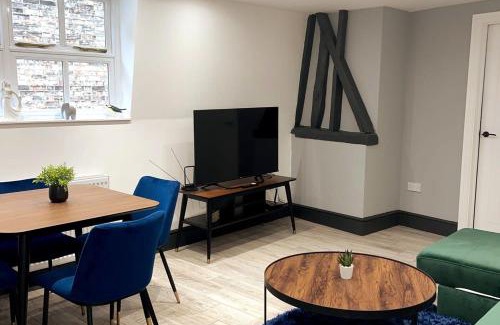 Huntingdon Apartment | The Lucia Apartments I - 2 Bedroom Town Centre Apartment - Contractor Friendly - Free Parking - Full Kitchen - Washer Dryer - Spacious - Ideal for Work Stays