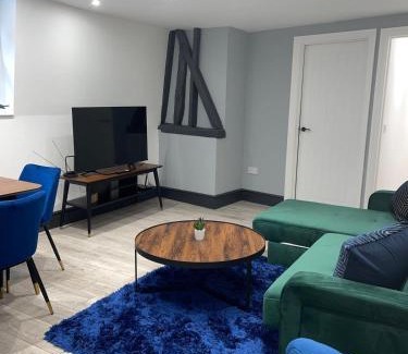 Huntingdon Apartment | The Lucia Apartments I - 2 Bedroom Town Centre Apartment - Contractor Friendly - Free Parking - Full Kitchen - Washer Dryer - Spacious - Ideal for Work Stays