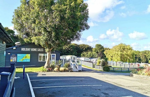 Newquay House | The Lucky Shamrock Caravan | Coastal Retreat | Family-friendly with playgrounds