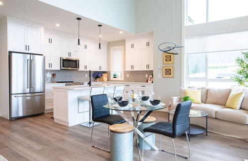 Harrison Hot Springs Condo | The Luna | New Penthouse w Patio, Lake & Mtn Views