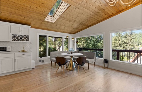 Coeur d'Alene House | The Luxe Lake Cabin – Lake View, Sauna, & More