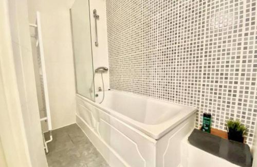Westminster Apartment | The Luxe Lounge 2Bed 2Bath Sauna and Private Cinema