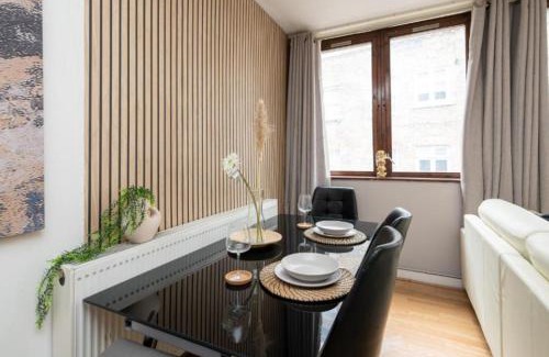 Westminster Apartment | The Luxe Lounge 2Bed 2Bath Sauna and Private Cinema