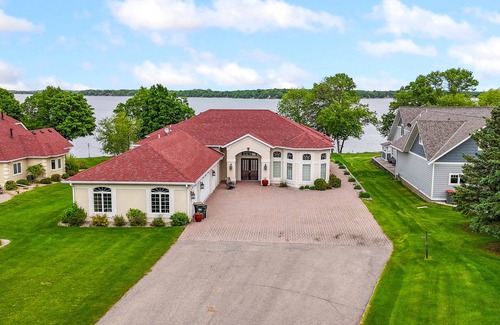 Alexandria House | "The Luxe" on Lake Carlos