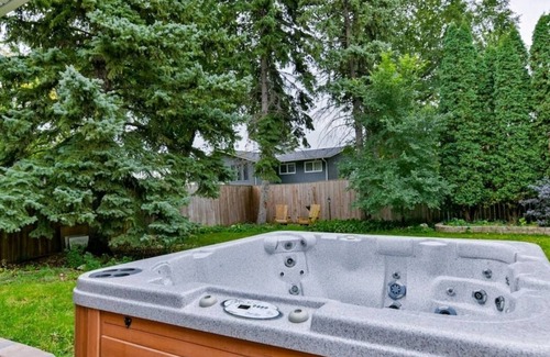 Tuxedo House | The Luxury 5 BR house W/hot tub, fast internet, office and free parking