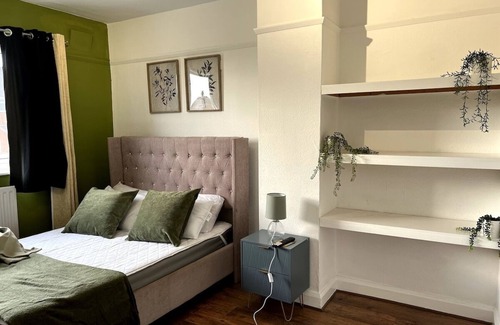 Tunstall House | The Lyme Lounge - Spacious & Modern 3 Bed- Parking