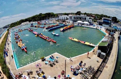 New Forest District House | The Lymington Hub Slps 13 hot tub/chef/spa