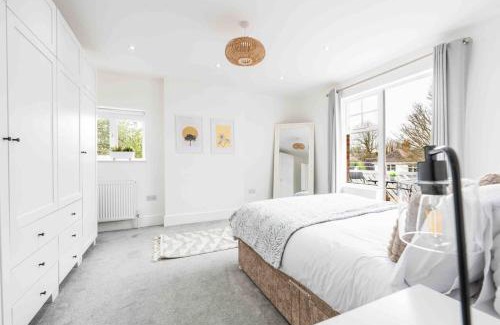 New Forest District House | The Lymington Hub Slps 13 hot tub/chef/spa