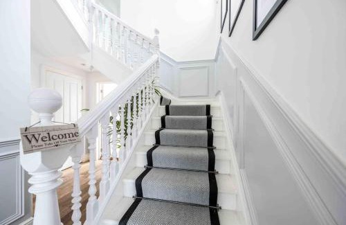 New Forest District House | The Lymington Hub Slps 13 hot tub/chef/spa