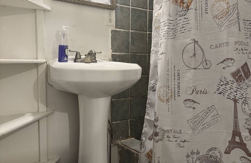 East Harlem House | The Macaw Guesthouse