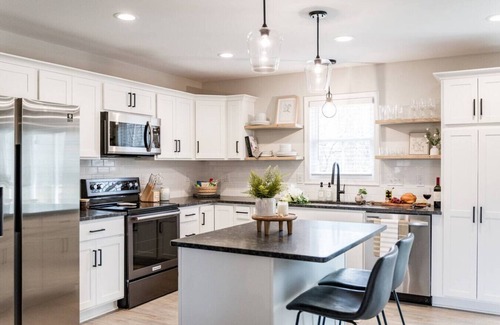Madison Heights Apartment | The Madison, 5 Minutes to Downtown, Firepit and Deck!