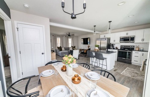 Madison Heights Apartment | The Madison, 5 Minutes to Downtown, Firepit and Deck!