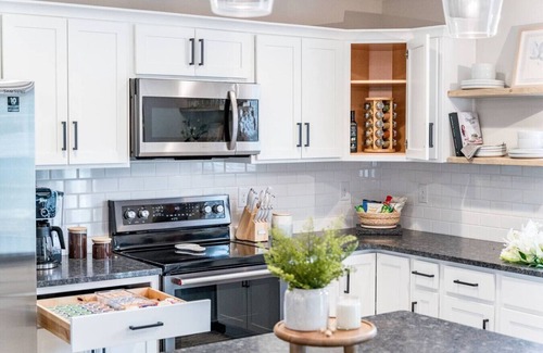 Madison Heights Apartment | The Madison, 5 Minutes to Downtown, Firepit and Deck!